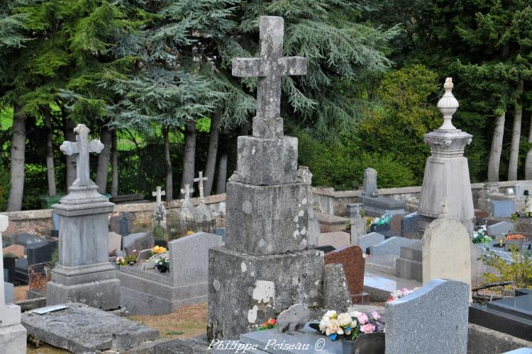 Croix du cimetière de Moux en Morvan