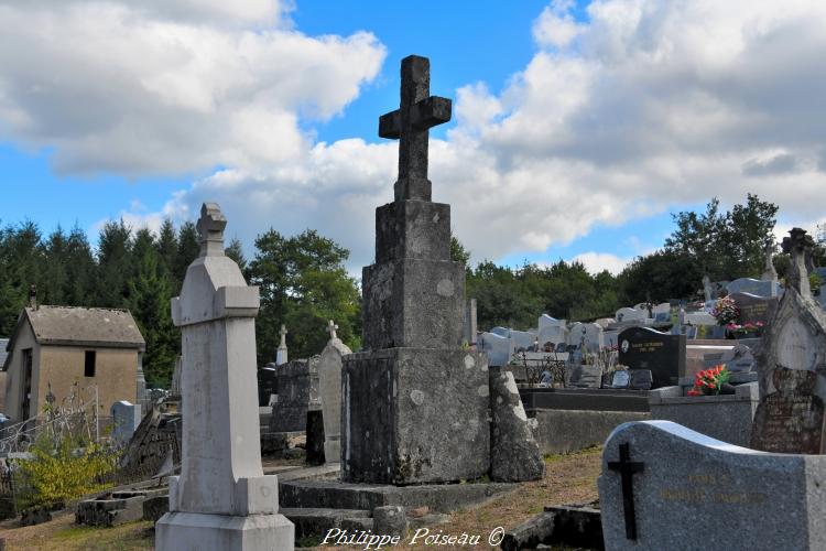 Croix du cimetière de Moux en Morvan