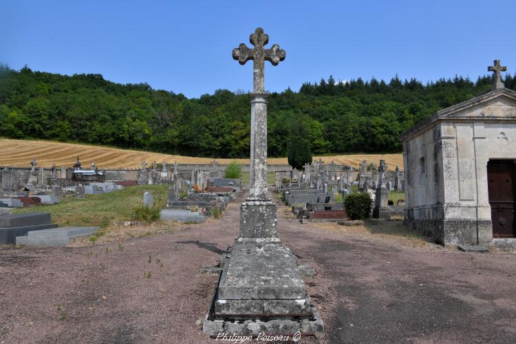 Croix du cimetière de Armes un patrimoine