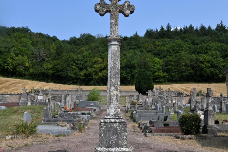 Croix du cimetière de Armes