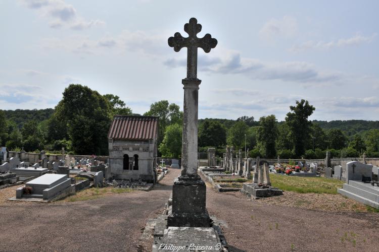 Croix du cimetière de Armes