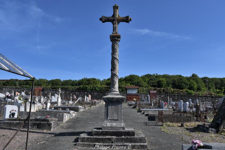 Croix du cimetière de Brassy