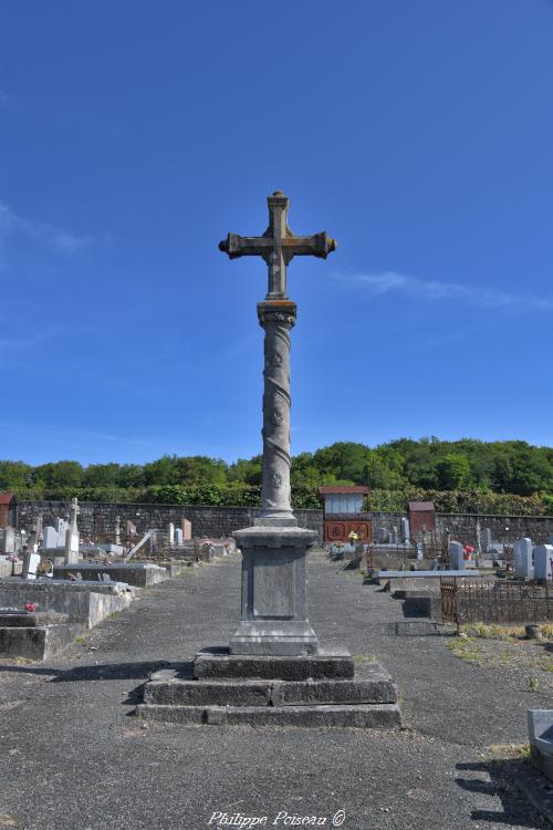 Croix du cimetière de Brassy