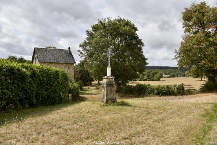 La croix de la route de Courcelles