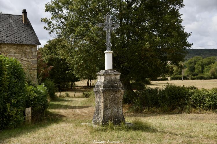 La croix de la route de Courcelles