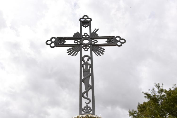 La croix de la route de Courcelles