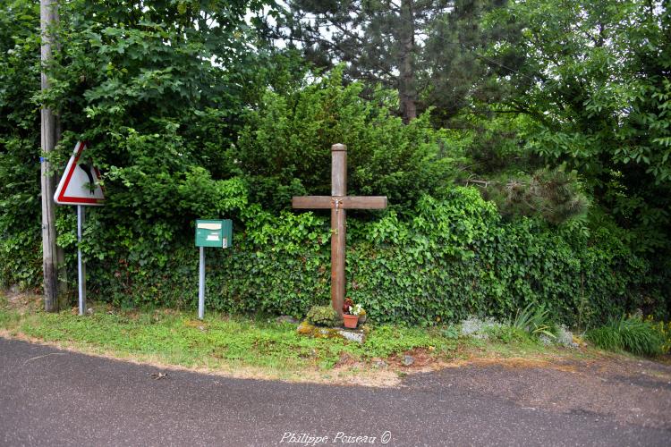 La croix du centre de Chalaux un patrimoine