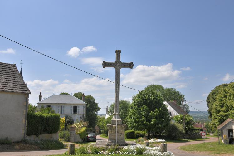 Croix de Dompierre-sur-Héry un beau patrimoine