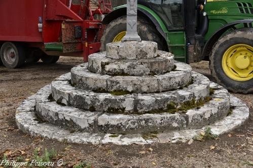 Socle de la croix d'Isenay