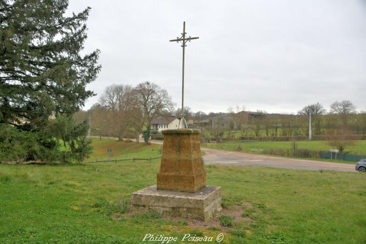 Croix de l'église de Marigny-sur-Yonne