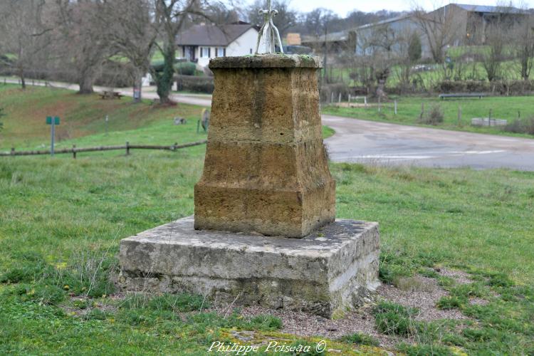 Croix de l'église de Marigny-sur-Yonne