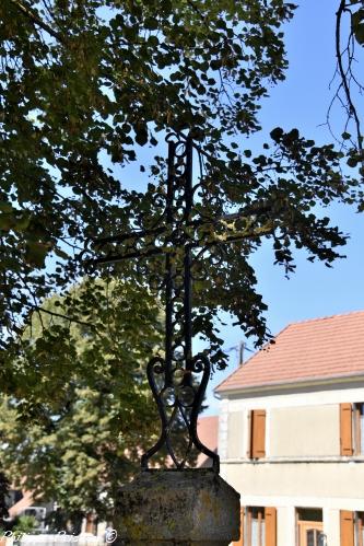 Croix du carrefour de Mézières