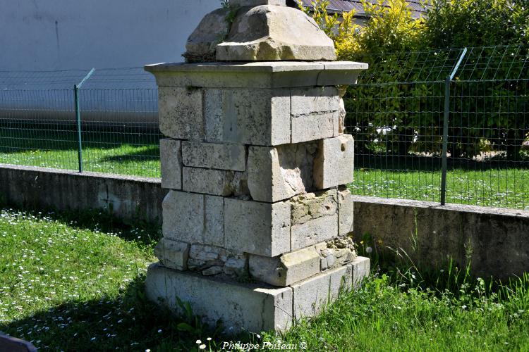 Croix de Saint Parize le Chatel