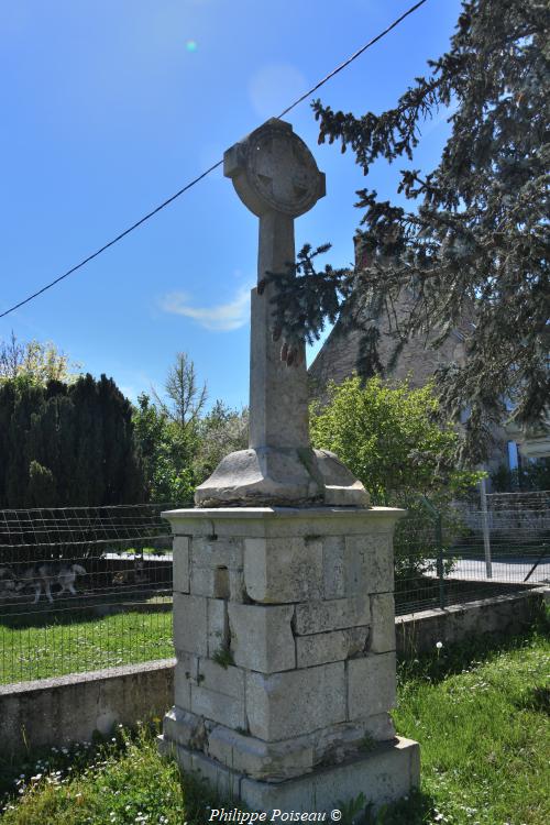 Croix de Saint Parize le Chatel