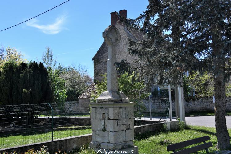 Croix de Saint Parize le Chatel