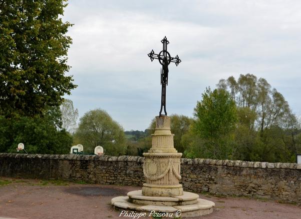 Croix de Saint Pierre Le Moutier un monumental crucifix