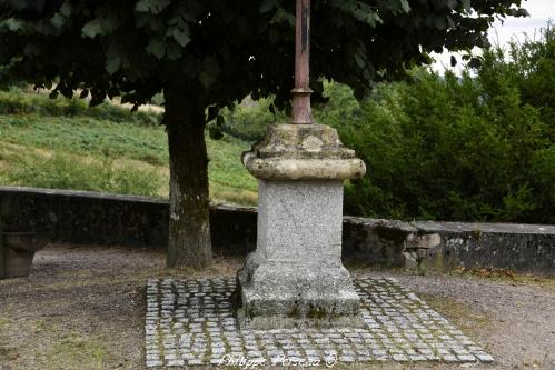 Croix de carrefour d' Ouroux en Morvan