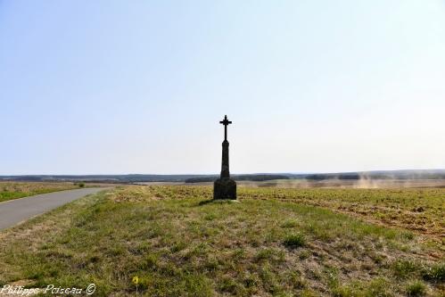 Croix de carrefour de Latrault un patrimoine vernaculaire