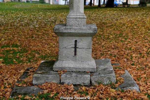 Croix de la Place de Bouhy