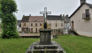 La Croix de l'église d'Aunay-en-Bazois