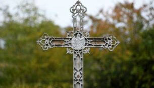 La Croix de l'église de Perroy un beau patrimoine
