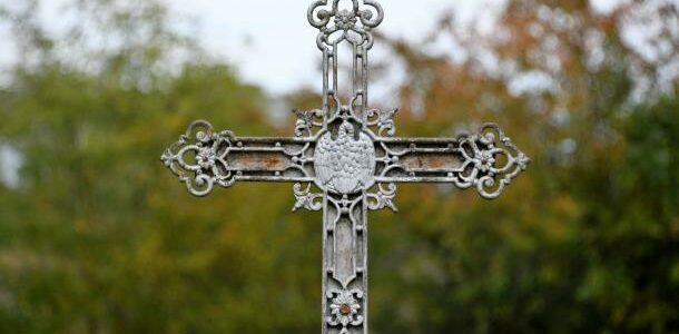 La Croix de l'église de Perroy un beau patrimoine