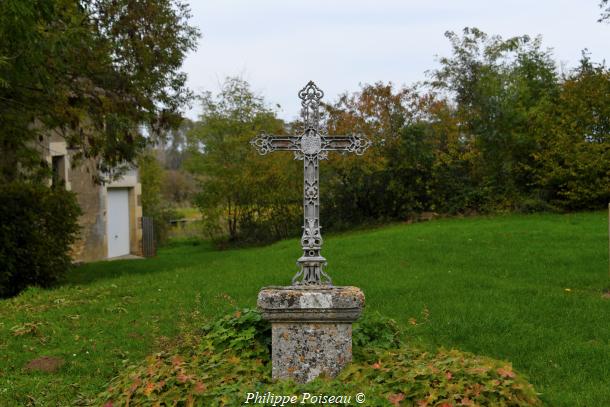 La Croix de l'église de Perroy un beau patrimoine