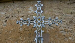 Croix de l'église de Villapourçon