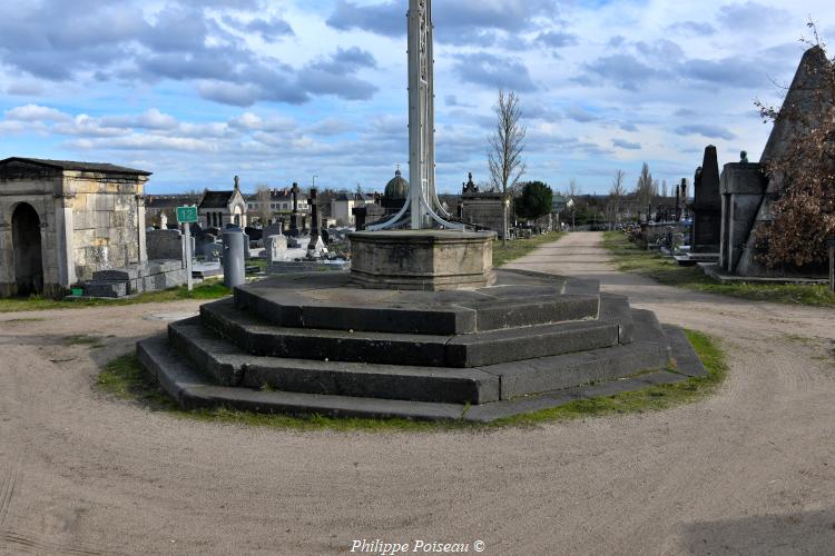 Croix du cimetière de Nevers