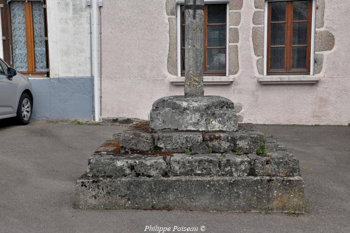 Croix du bourg d'Alligny en Morvan