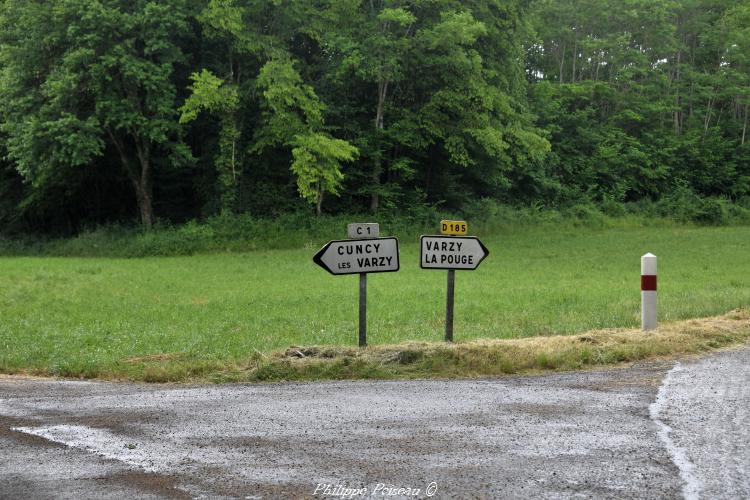 Croix du carrefour de Cuncy-lès-Varzy