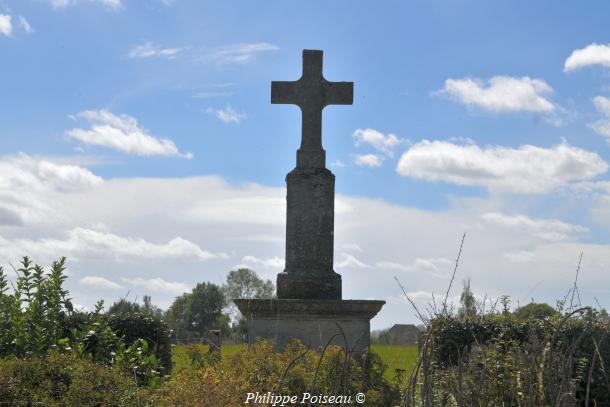 croix du carrefour de Luthenay-Uxeloup