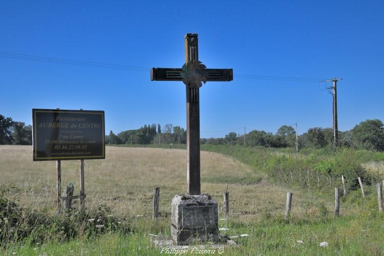 Croix du carrefour de Monceaux-le-Comte