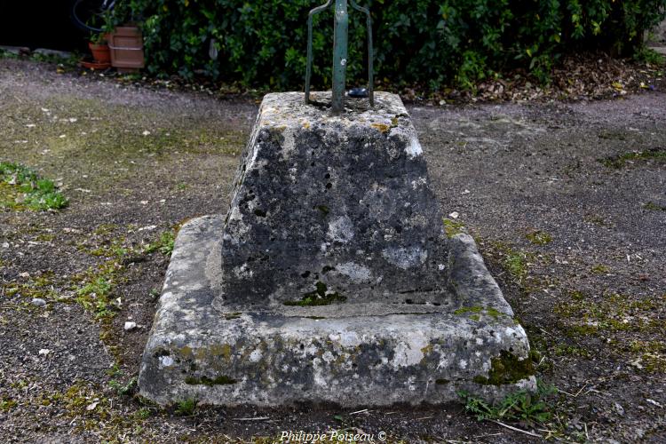La croix du centre d'Asnois