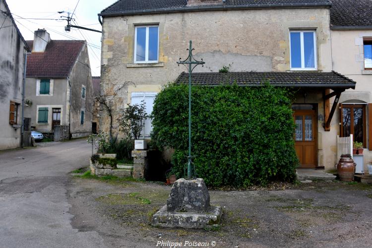 La croix du centre d'Asnois