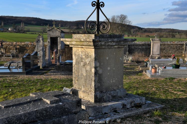 La croix du cimetière de Menou