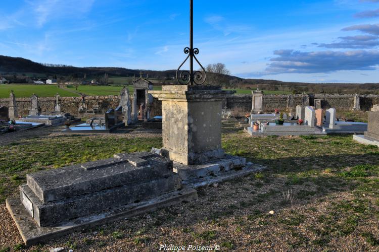 La croix du cimetière de Menou