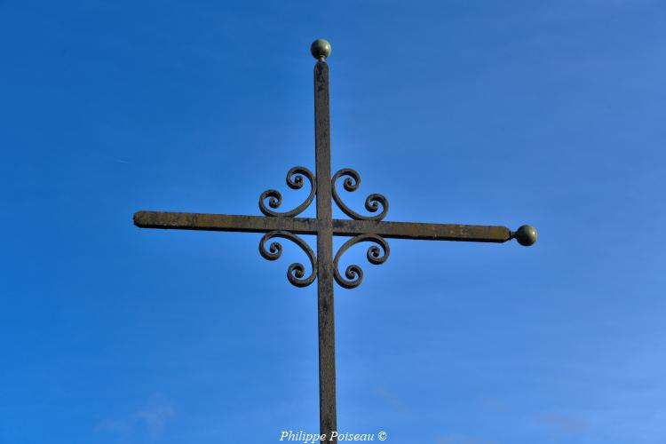 La croix du cimetière de Menou un patrimoine