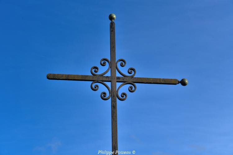 La croix du cimetière de Menou