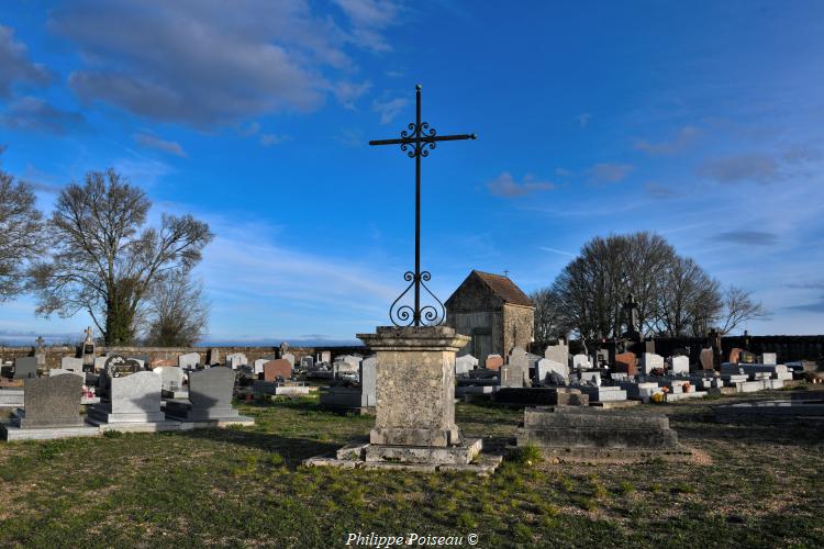La croix du cimetière de Menou