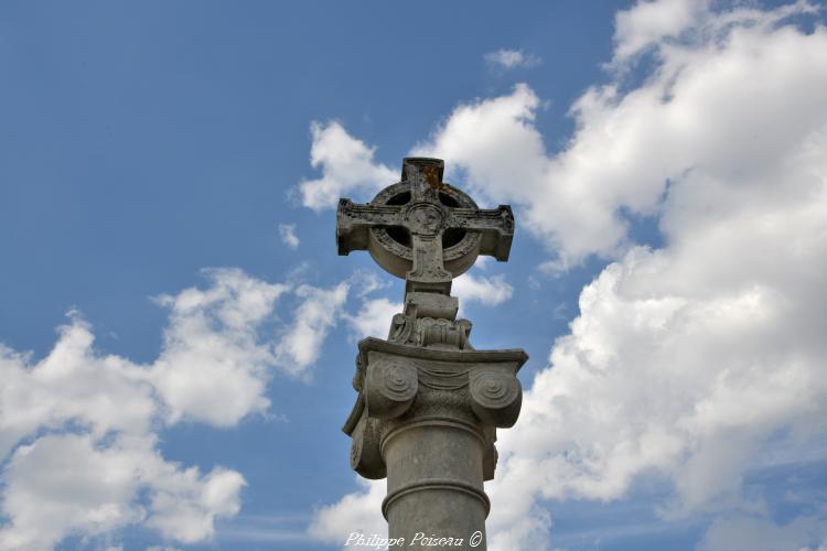 Croix du cimetière de Breugnon