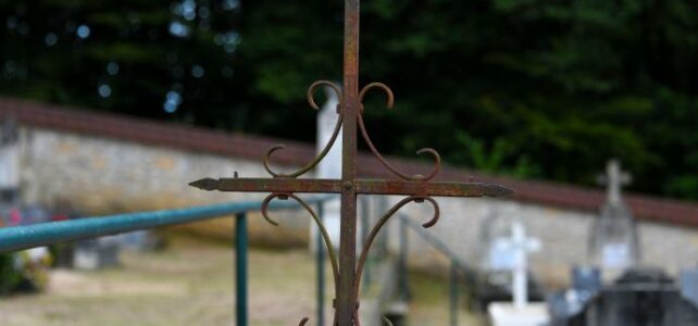 Croix du cimetière de Champvoux