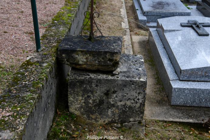 Croix du cimetière de Champvoux
