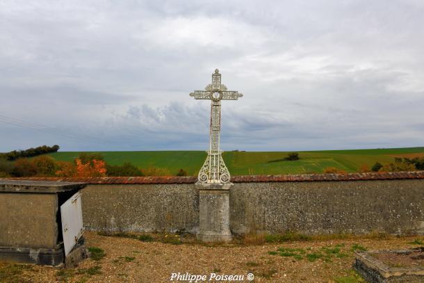 La Croix du cimetière de Dampierre-sous-Bouhy un beau patrimoine