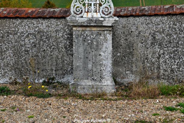La Croix du cimetière de Dampierre-sous-Bouhy un beau patrimoine