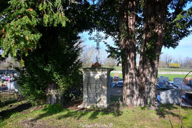 La croix du cimetière de Livry un patrimoine vernaculaire