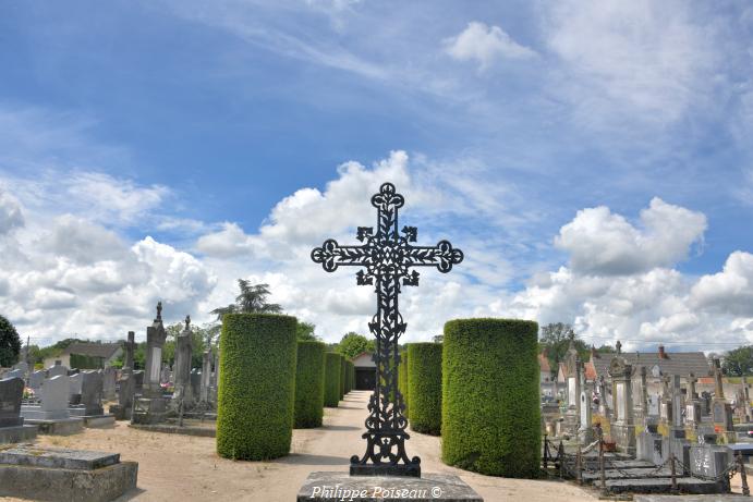 Croix du cimetière de Lucenay Lès Aix