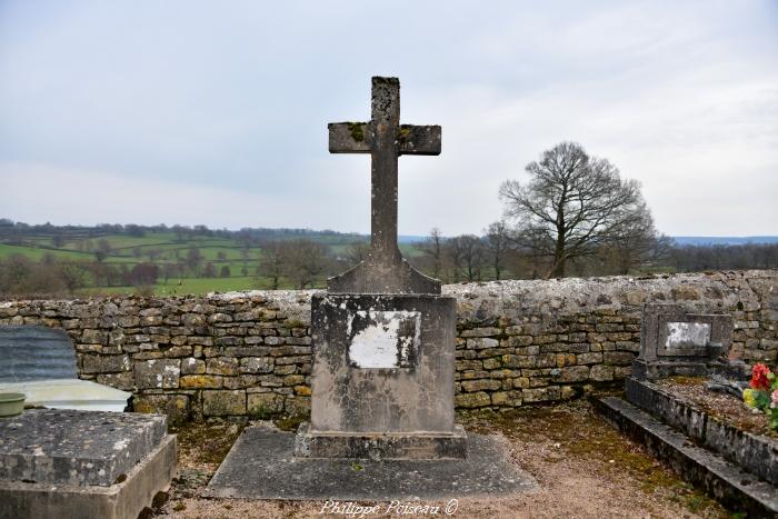 Croix du cimetière de Lurcy-Le-Bourg un patrimoine