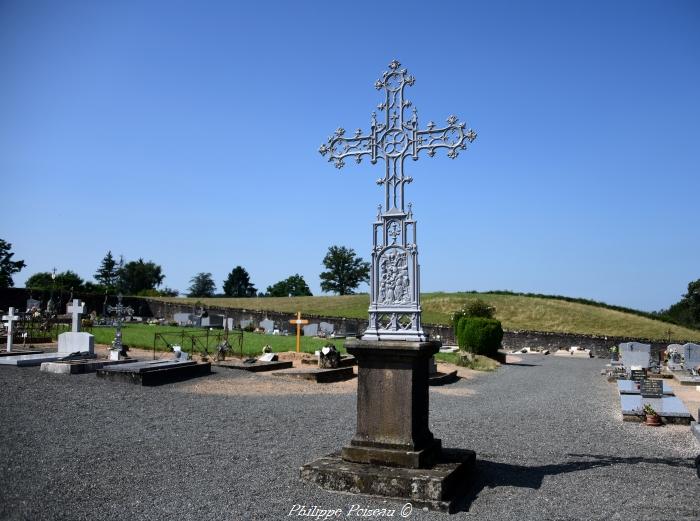 Croix du Cimetière de Millay un beau patrimoine.