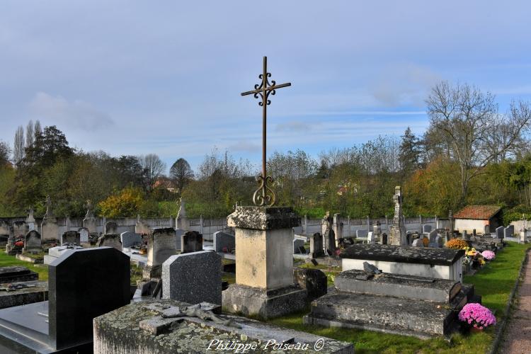 La croix du cimetière de Myennes